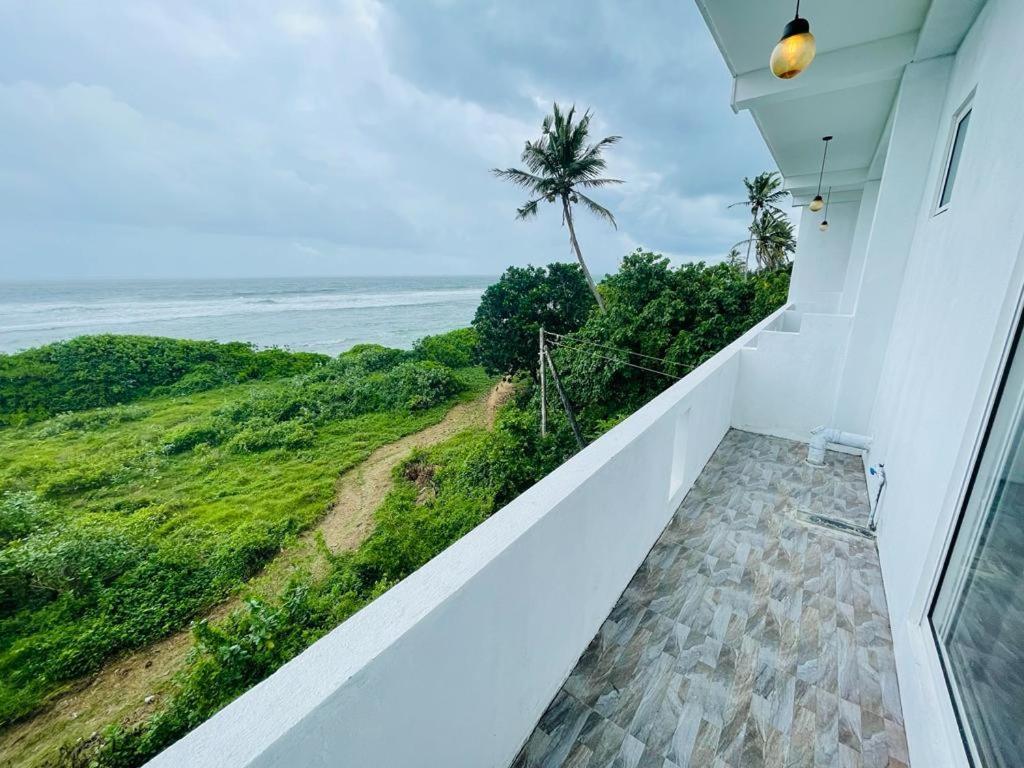 Blue Waves Ocean Mirissa Hotel Exterior foto